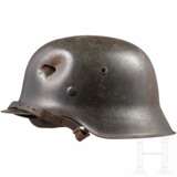 Stahlhelm M 42 der Waffen-SS mit einem Abzeichen und Gefechtsschaden (Battledamage) - фото 2