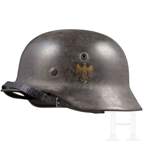 Stahlhelm M 40 der Kriegsmarine mit einem Abzeichen - photo 1