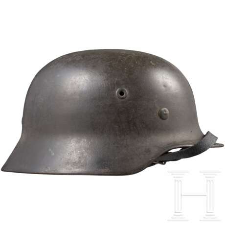 Stahlhelm M 40 der Kriegsmarine mit einem Abzeichen - фото 2