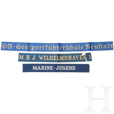 Drei Mützenbandabschnitte, unter anderem von der Marine-HJ "M.H.J. Wilhelmshafen 1" - Foto 1