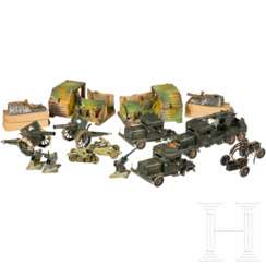 Große Gruppe Spielzeug - Fahrzeuge und Figuren der 7 cm-Serie, deutsch, 1940er Jahre