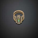 Anello in oro giallo 333/1000 a cinque fili rifinito con mezze perle e smeraldo - Foto 1