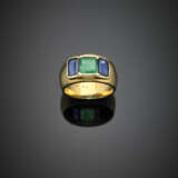 Anello in oro giallo con smeraldo di ct. 1 circa e due zaffiri per complessivi ct. 1 - photo 1