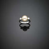 Anello in oro bianco con perla coltivata centrale di mm 9.40 circa e due diamanti rotondi ai lati per complessivi ct. 0 - Foto 1