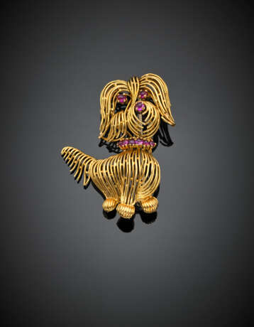 Spilla in oro giallo a guisa di cagnolino rifinita con rubini cabochon - Foto 1