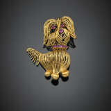 Spilla in oro giallo a guisa di cagnolino rifinita con rubini cabochon - Foto 1