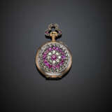Orologio da tasca in oro giallo e argento con cassa rifinita in diamanti a mezza rosetta e rubini in parte sintetici - photo 2