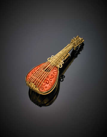 Broche in oro giallo e corallo arancione scolpito a guisa di mandolino - photo 1