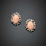 Orecchini in oro bianco con corallo rosa ovale di mm 12x16 circa e diamanti rotondi - photo 1