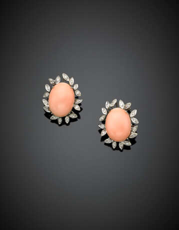Orecchini in oro bianco con corallo rosa ovale di mm 12x16 circa e diamanti rotondi - фото 1