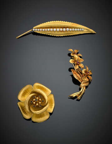 Lotto in oro giallo e rosso composto da tre broches floreali rifinite con perle e gemme sintetiche - фото 1