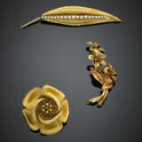 Lotto in oro giallo e rosso composto da tre broches floreali rifinite con perle e gemme sintetiche - Foto 1