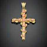 Croce pendente in oro giallo e corallo rosa "Pelle d'Angelo" cabochon di varie forme e misure il più grande mm 8.90 x 8.30 circa - фото 1