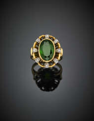 Anello in oro giallo e bianco rifinito con diamanti e tormalina verde ovale centrale di ct. 4