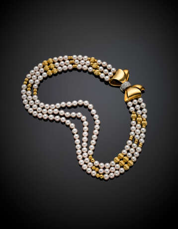 Collier a tre fili di perle con distanziatori e chiusura a fiocco in oro giallo - photo 1