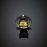 Anello in oro bianco in parte rodiato nero con pasta vitrea gialla rotonda a charm - Foto 2