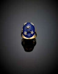 Anello in oro giallo con lapis cabochon e piccole stelle in oro bianco e diamanti