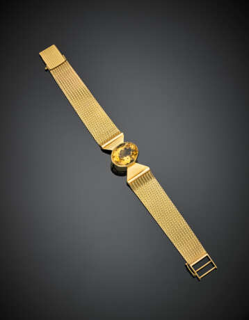 Bracciale in oro giallo ricavato da un cinturino per orologio con al centro un quarzo citrino ovale di ct. 17 circa - фото 1