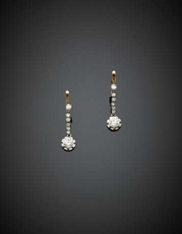 Orecchini pendenti in oro giallo e platino con due diamanti rotondi di ct. 0 - Foto 1