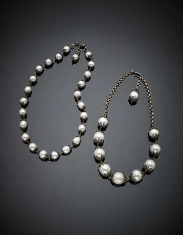 Lotto composto da due collane di perle a scalare montate in argento e diamanti - Foto 1