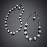 Lotto composto da due collane di perle a scalare montate in argento e diamanti - фото 1