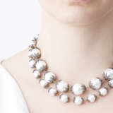 Lotto composto da due collane di perle a scalare montate in argento e diamanti - photo 2