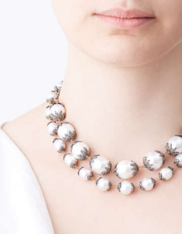 Lotto composto da due collane di perle a scalare montate in argento e diamanti - Foto 2