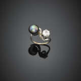 Anello in oro bianco a contrarié con perla a bottone nera di mm 9.50 x 7.00 circa e diamante rotondo di ct. 0 - Foto 1