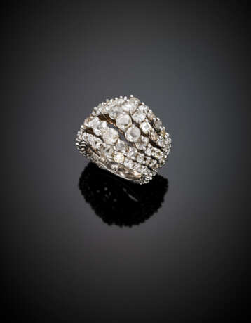 Anello in oro bianco con diamanti rotondi - фото 1