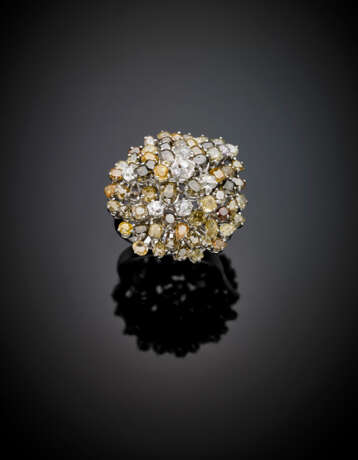Anello in oro bianco con diamanti bianchi e fancy di varie forme - Foto 1