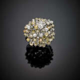 Anello in oro bianco con diamanti bianchi e fancy di varie forme - Foto 1