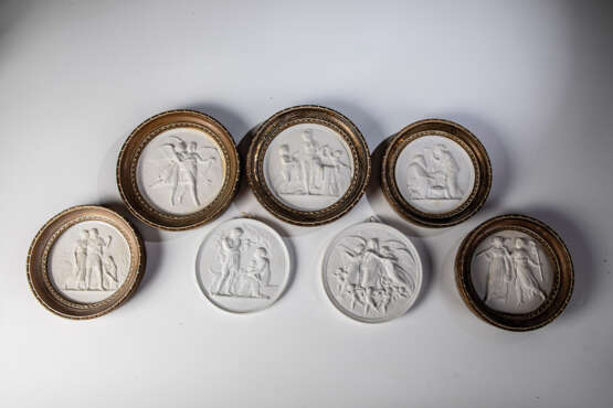 Sieben Reliefplaketten aus Bisquit-Porzellan - photo 1