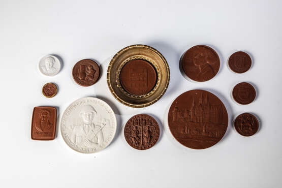 Konvolut: 55 Medaillen und Münzen aus Porzellan - Foto 1
