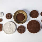 Konvolut: 55 Medaillen und Münzen aus Porzellan - фото 1