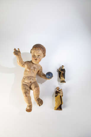 Segnendes Christuskind und zwei Heiligenfiguren - photo 1