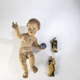 Segnendes Christuskind und zwei Heiligenfiguren - фото 1
