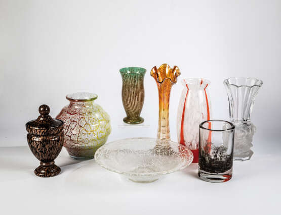 Konvolut: Sechs Vasen, eine Deckelvase, Schale - Foto 1