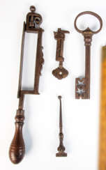 Schlüssel, Säge und zwei Zwingen