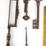 Schlüssel, Säge und zwei Zwingen - фото 1