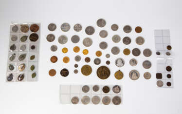 Holzkasten mit ca. 80 Münzen und Medaillen