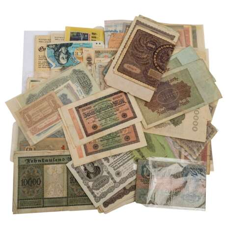Bündel Banknoten mit Österreich, - Foto 1