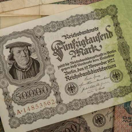 Bündel Banknoten mit Österreich, - фото 3