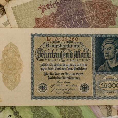 Bündel Banknoten mit Österreich, - Foto 6