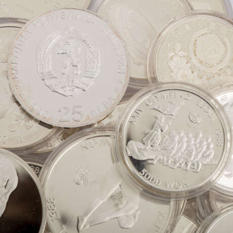 Thematik Olympische Spiele - ca. 50 Silbermünzen in einer Tüte, - photo 4