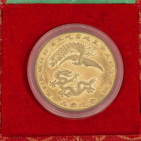 China - Konvolut mit diversen Souvenirmünzen und -medaillen, - фото 4