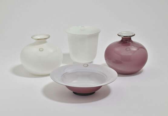Drei Vasen und eine Schale - фото 1