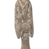 Figur einer stehenden Hofdame aus grauer Irdenware mit Resten von Bemalung - фото 1