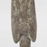 Figur einer stehenden Hofdame aus grauer Irdenware mit Resten von Bemalung - photo 2
