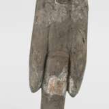 Figur einer stehenden Hofdame aus grauer Irdenware mit Resten von Bemalung - photo 4
