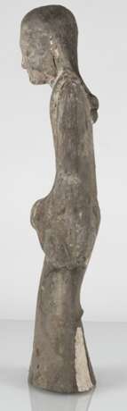 Figur einer stehenden Hofdame aus grauer Irdenware mit Resten von Bemalung - photo 5